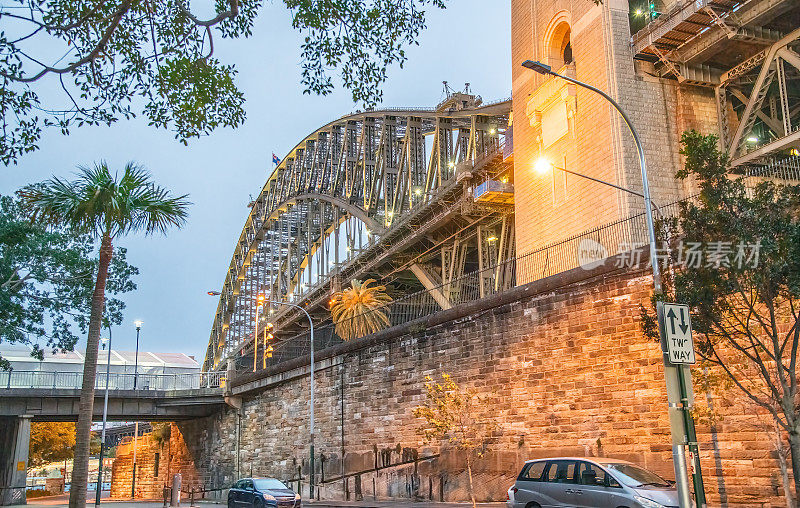悉尼海港大桥的侧视图在黄昏从沃尔什湾，澳大利亚