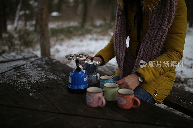 朋友们在雪堆上喝着热饮的照片