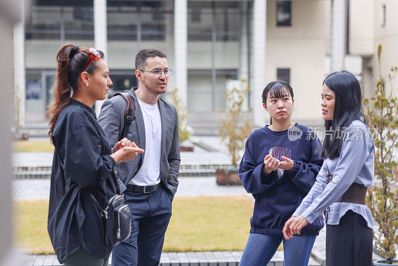 研究生喜欢在大学校园里演讲