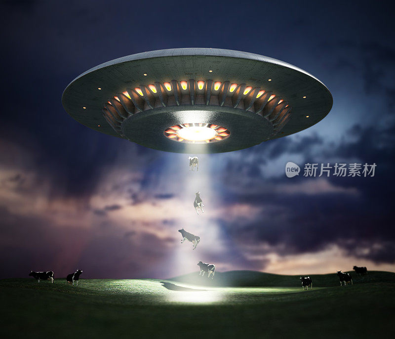 3D插图的复古UFO盘旋在天空使用拖拉机光束对牛