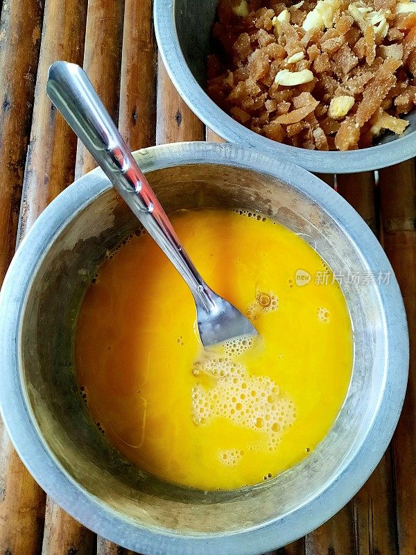 准备腌萝卜煎蛋卷的配料-食物的准备。