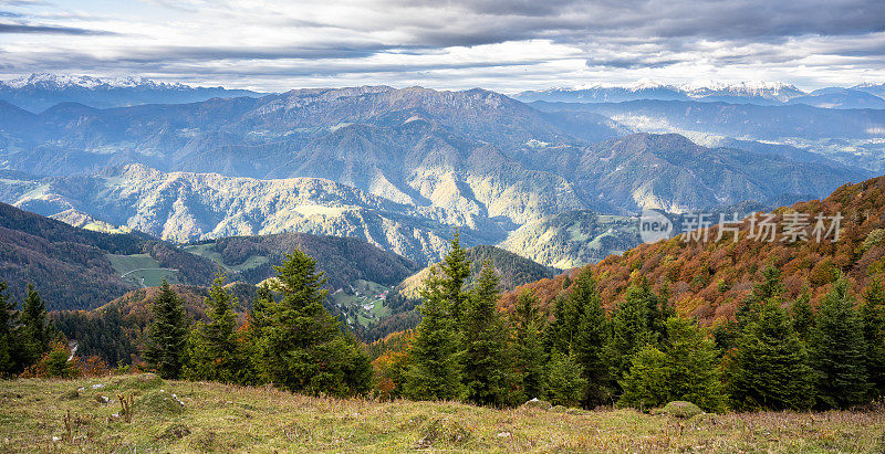 从阿尔卑斯山脉的布莱苟斯山顶俯瞰秋景，天空多云，斯洛文尼亚