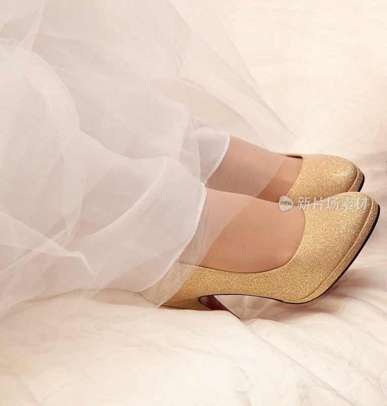 新娘穿上鞋子
