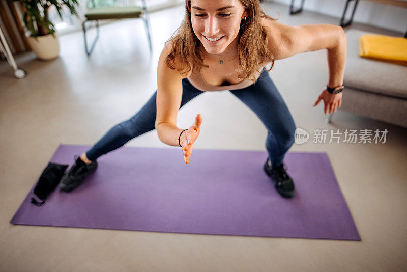 在家锻炼的女性