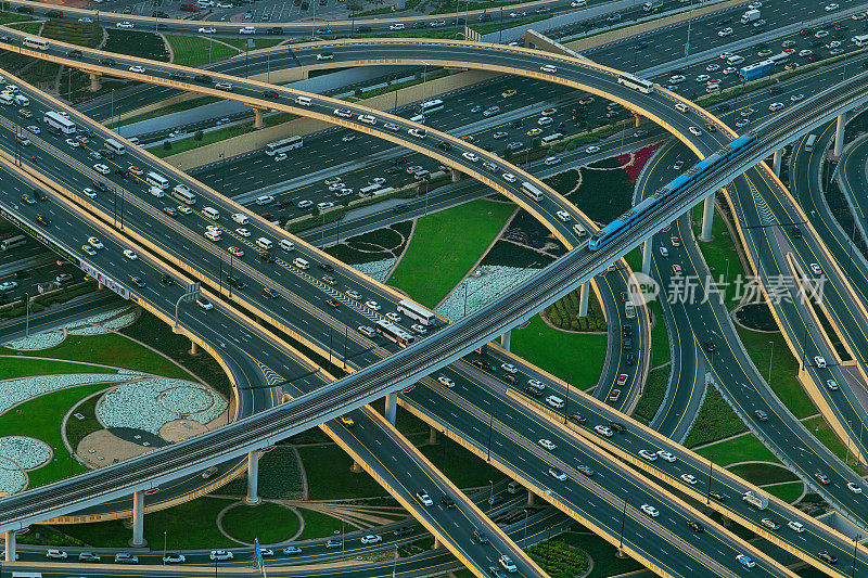 航拍大高速公路互通立交与交通在迪拜，阿联酋，在白天