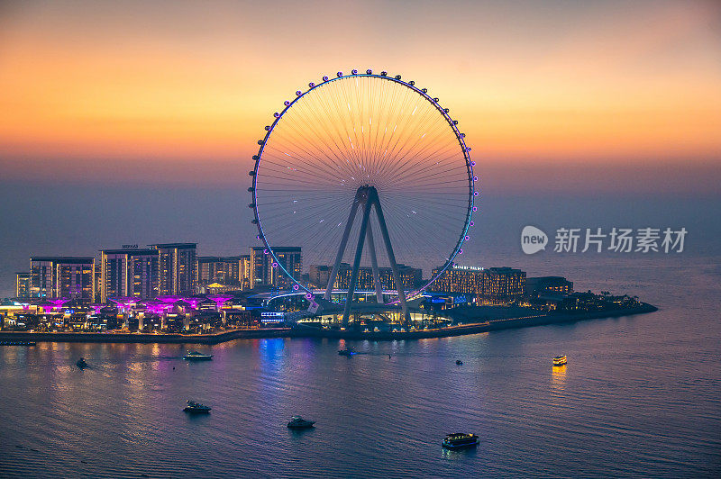 在迪拜的蓝水岛，从码头地区的JBR海滩看到大型摩天轮