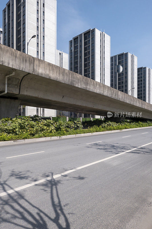 空荡荡的城市道路