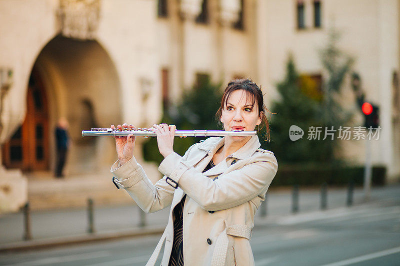 在街上吹长笛的女人