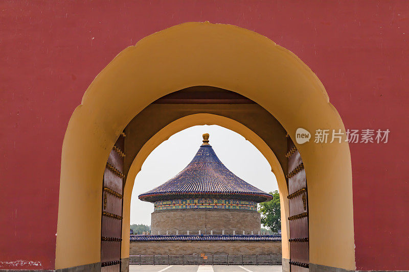 中国北京经典天坛建筑的外观，从门望天坛建筑。