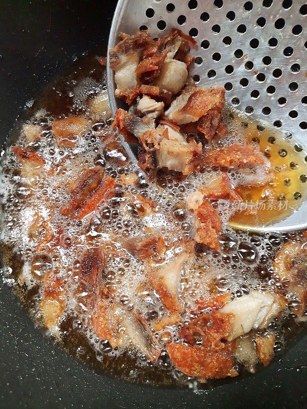 煎炸五花肉片在平底锅食品准备。