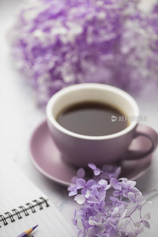 紫色咖啡杯和花
