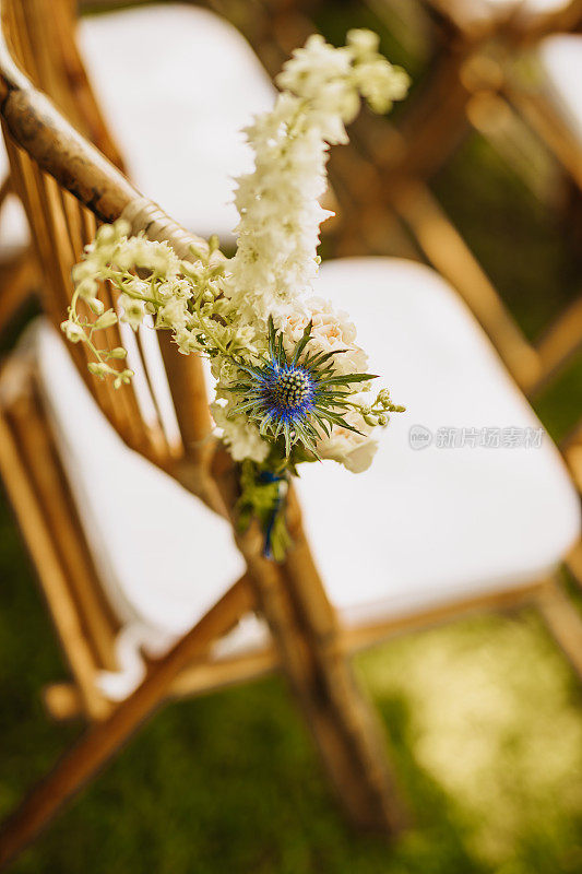 在波西米亚风格的蓟花安排婚礼椅子的特写
