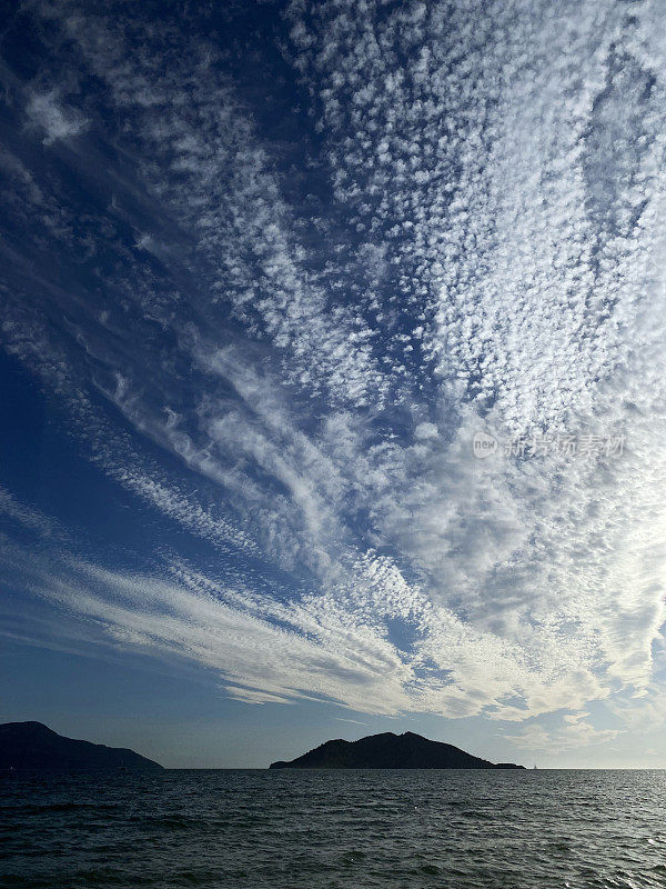 海面上有岛屿，天空被高积云覆盖