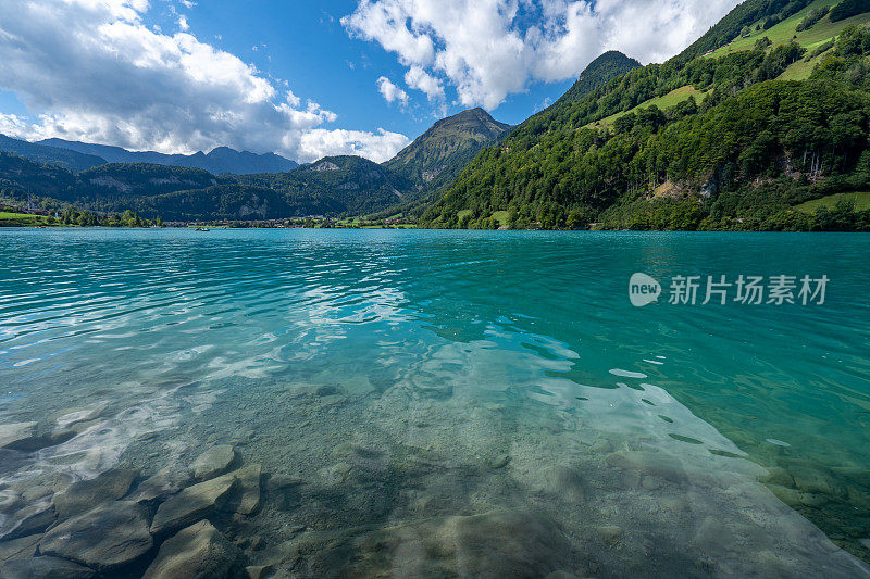 美丽的瑞士阿尔卑斯山耸立在瑞士蓝绿色的Lungernersee湖之上