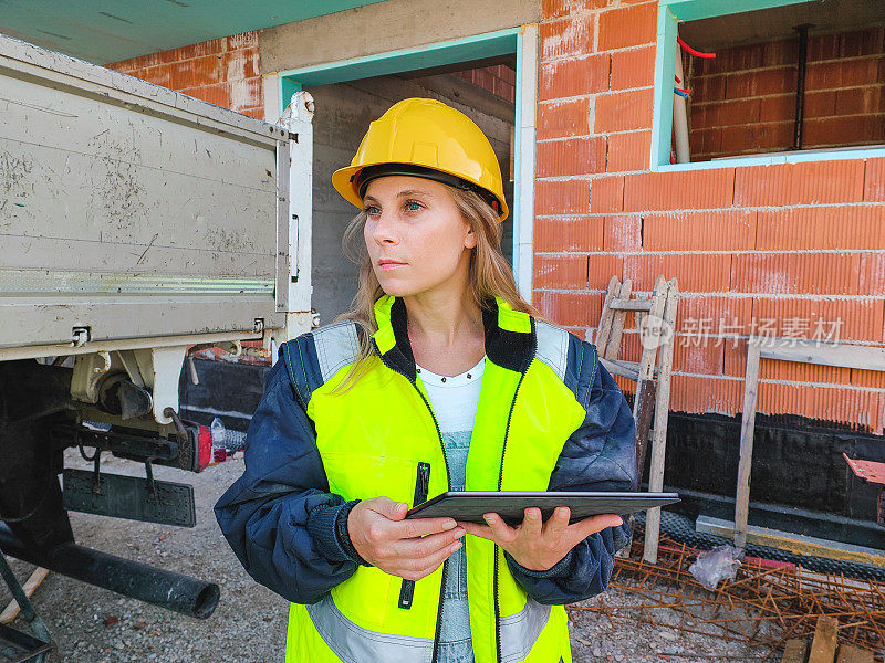 白人女性建筑工人使用数字平板电脑