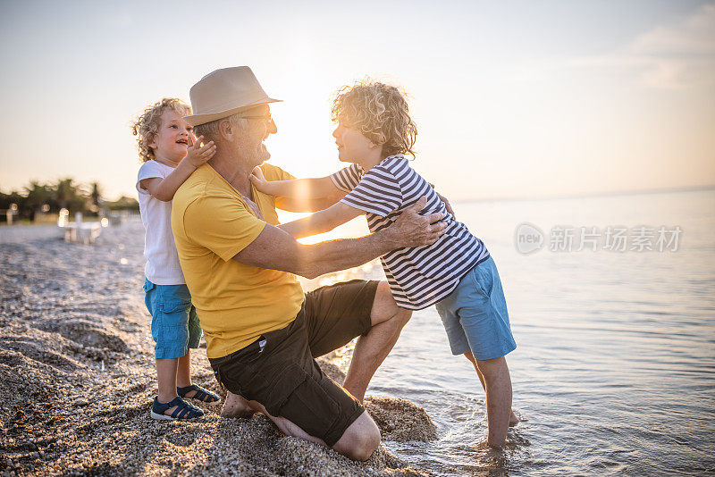 爷爷和他的孩子们在海滩上