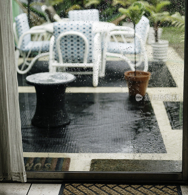 暴雨打在天井门的大窗户上，热带佛罗里达的家有恶劣的天气