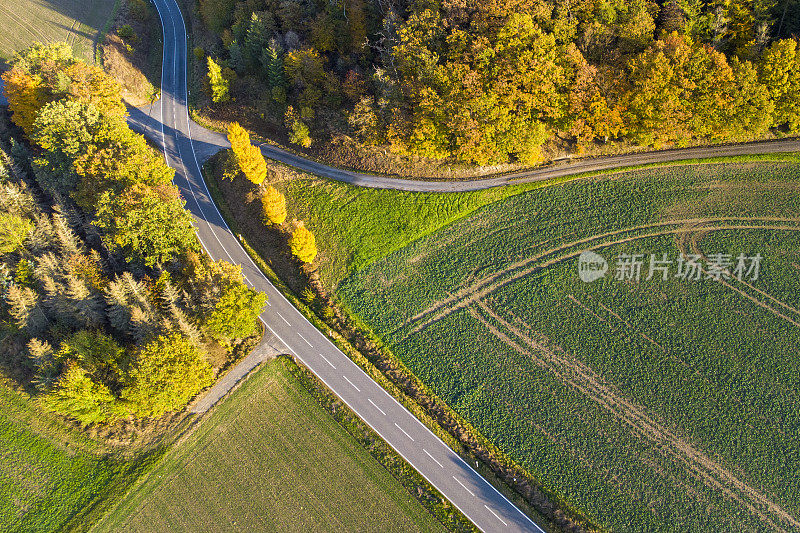 公路穿越秋日农业区-鸟瞰图