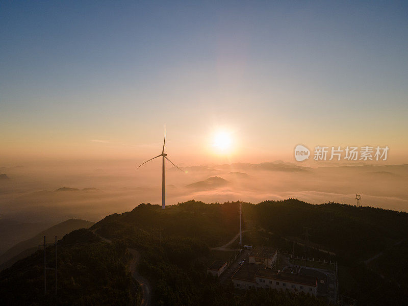 清晨的太阳和云海，山上的风力涡轮机