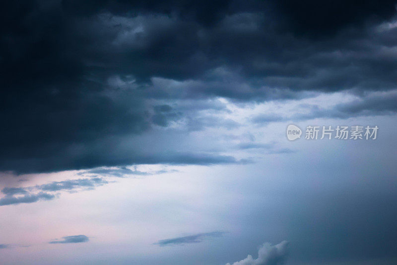 天空布满了雷雨