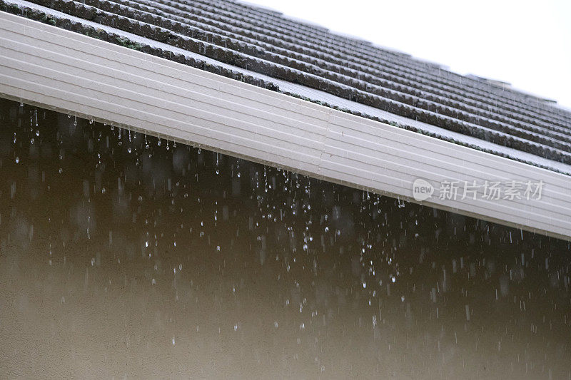 雨水从屋顶上滴下来