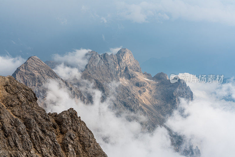 山峰冲破云层，白云石，意大利阿尔卑斯山，意大利