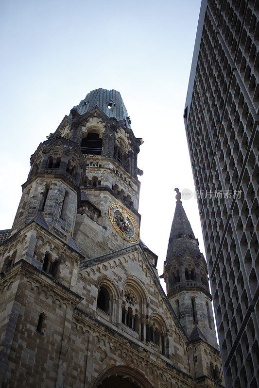 德国柏林的德皇威廉纪念教堂的垂直低角度视图