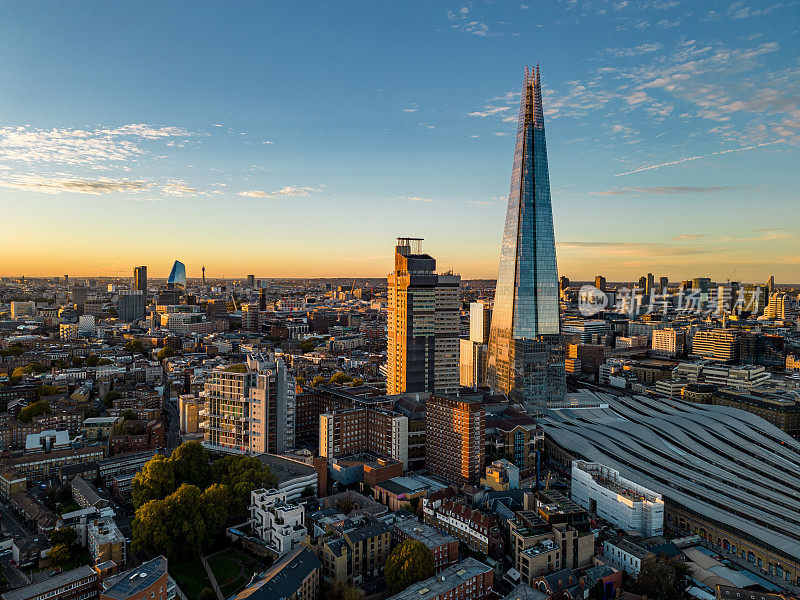 日落时分伦敦市中心和碎片大厦的鸟瞰图