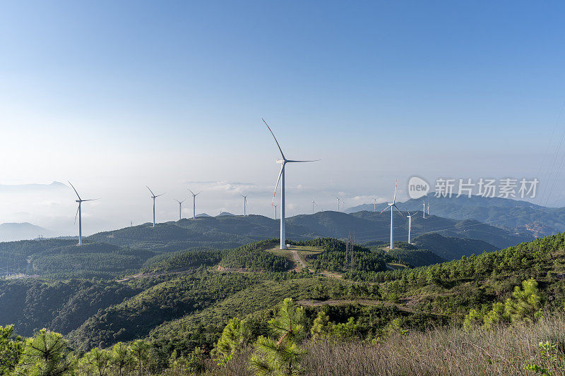 云海和阳光普照的山峰上的风力