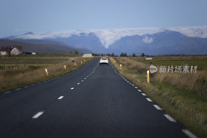 冰岛公路上的一辆车