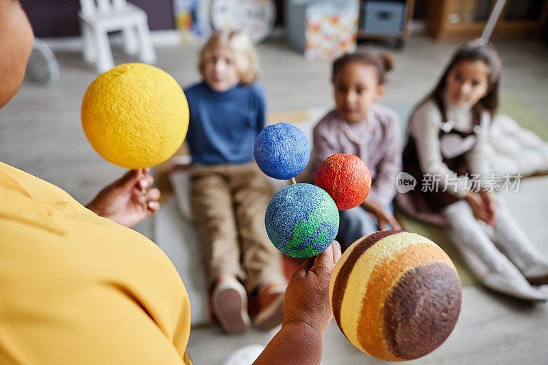 选择性地关注老师所持有的一组行星模型