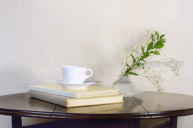 一杯咖啡，木桌上的新鲜绿叶