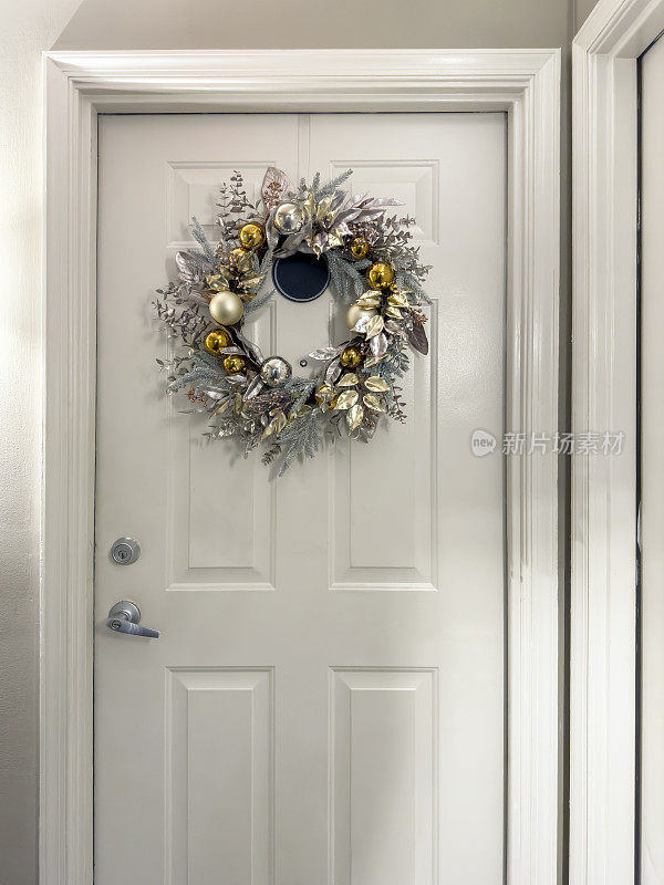 门上的圣诞花环