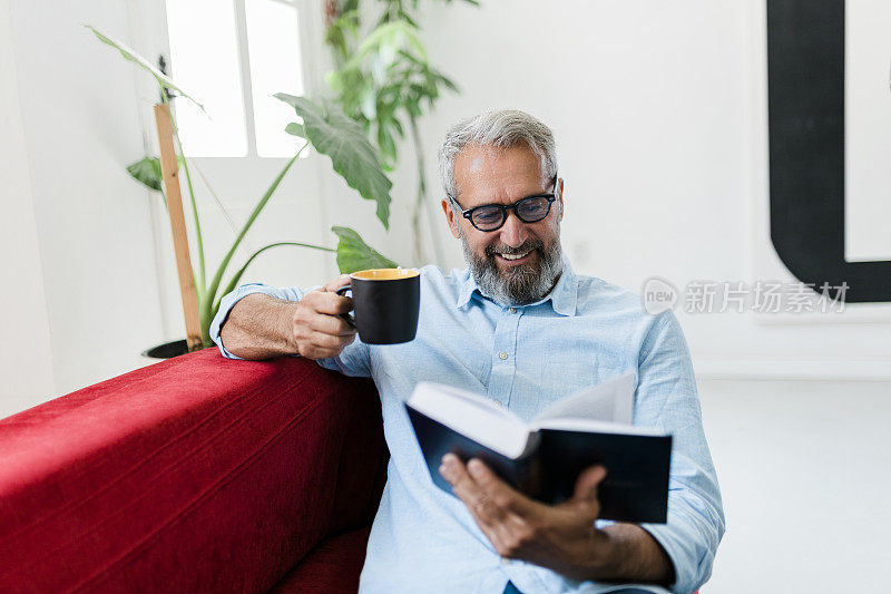 男人在家里看书喝咖啡