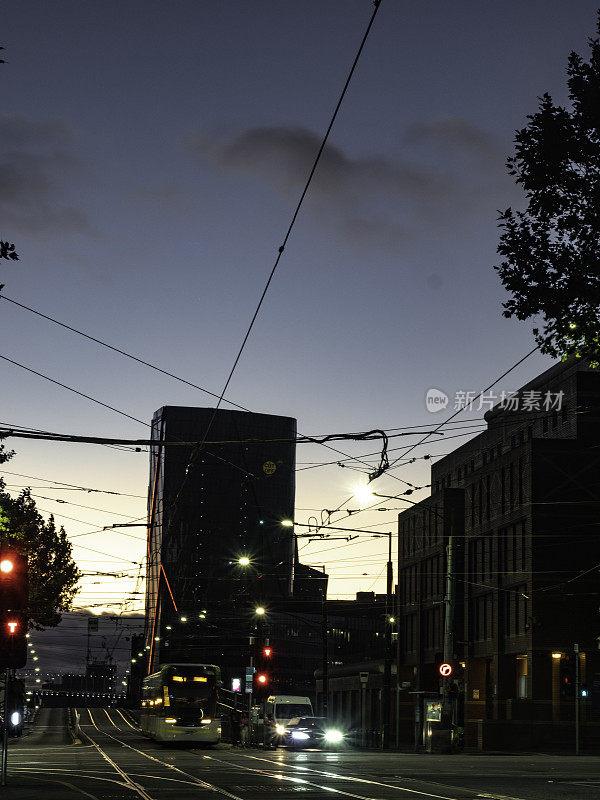 夜晚的城市街道