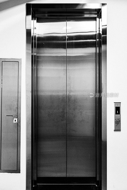 电梯门比正常的高