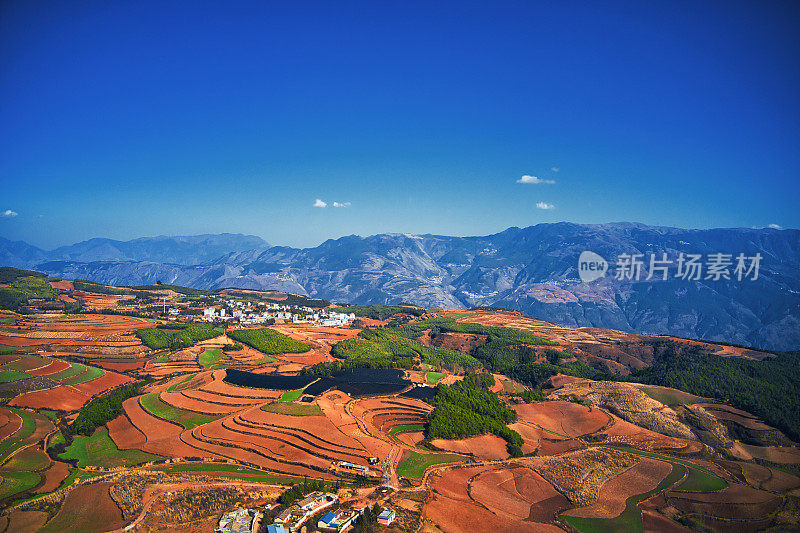 中国云南东川红土风光鸟瞰图。