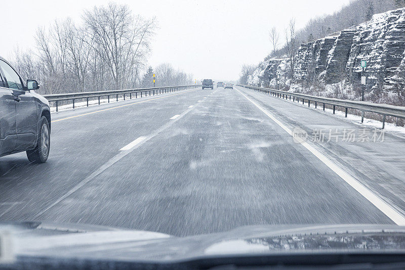 冬季高速公路上的旋雪