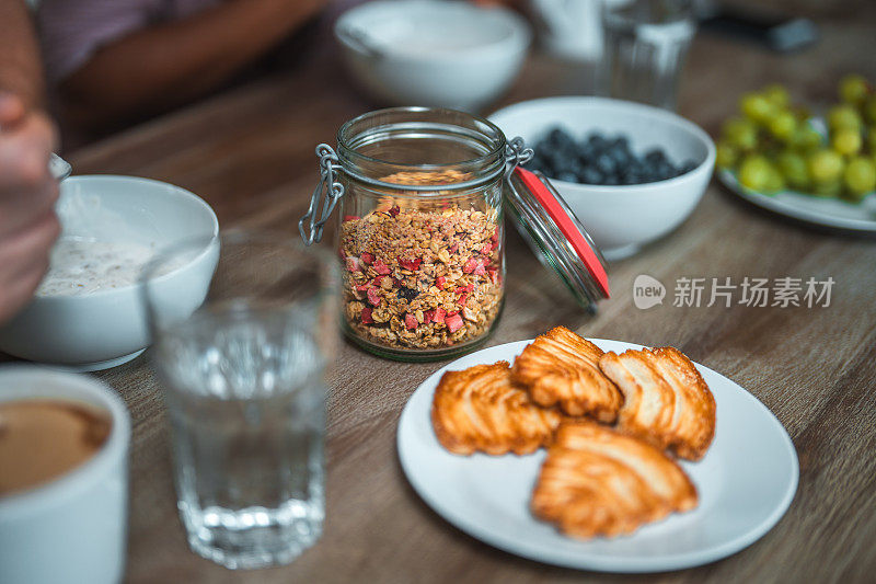 早餐时桌上有各种各样的食物