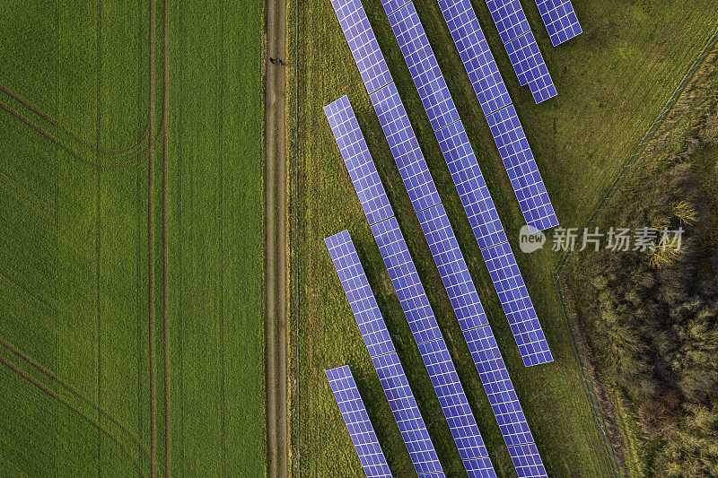 可再生能源:现代太阳能电池板(空中)