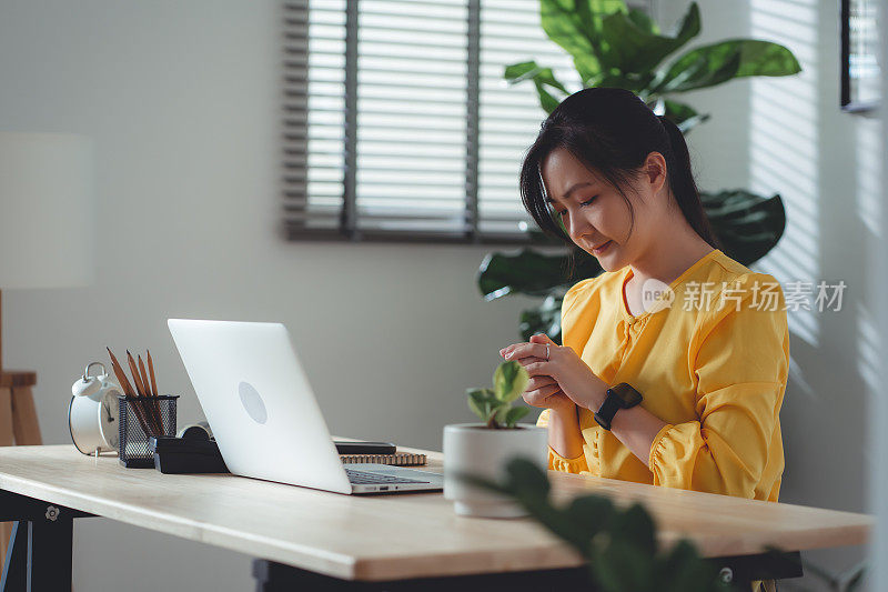 结婚后，坐在家里办公室的亚洲女性感到很难过。