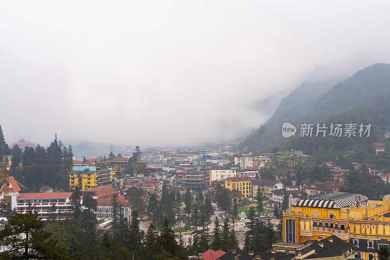 亚洲越南老蔡省萨帕市山城景观鸟瞰图，阳光明媚，夕阳西下，云中山景