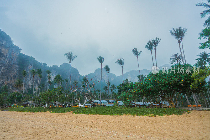 泰国甲米的田园诗般的海滩度假村