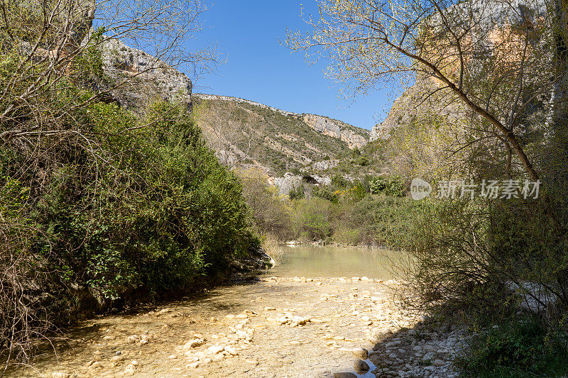 Picamatillo洞穴位于峡谷的Vero河路线的Alquezar人行桥