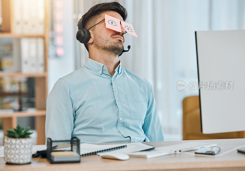 疲倦，睡眠和商务人士在办公室的低能量和倦怠的眼睛粘便条。疲劳，午睡和休息的男性专业人士带着绘画眼镜假装在一个公司