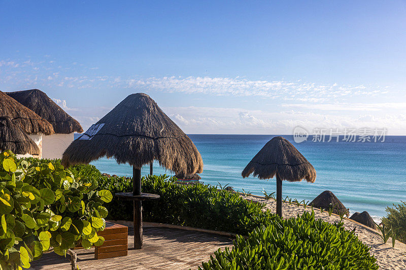 墨西哥坎昆酒店区的海豚海滩。这是一个热带天堂般的海滩，白色和金色的加勒比海沙滩，非常受游客欢迎。