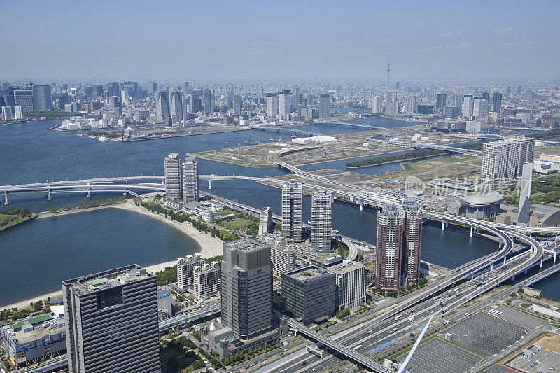台场站从南侧向东京方向航拍的天空树塔，东京港区