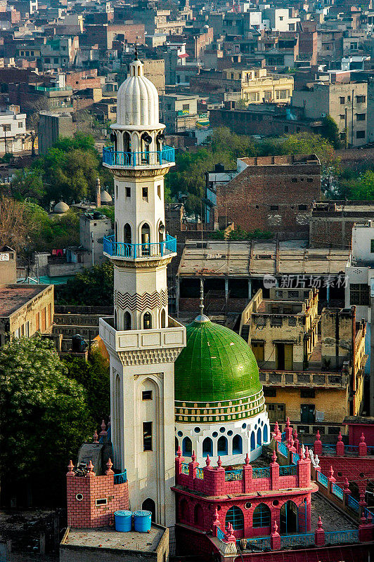 拉合尔一座历史悠久的清真寺和城市景观