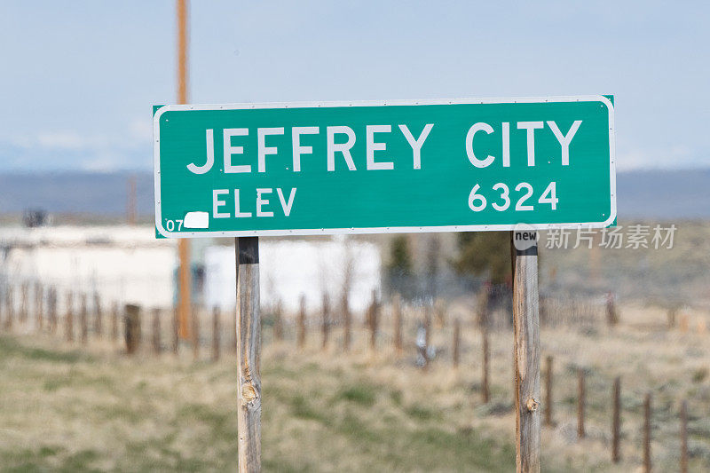 287号公路的标志，通过怀俄明州杰弗里市，一个鬼城附近的鬼城在美国西部，北美