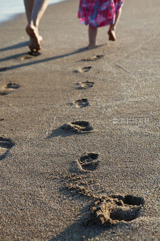 踏在海边的沙滩上